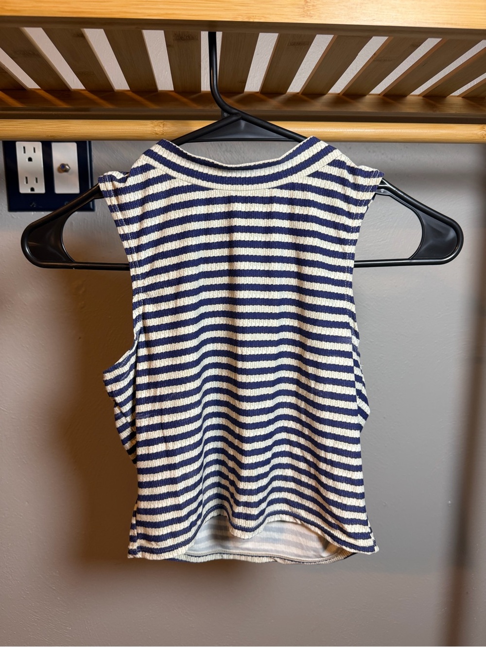 Crew neckline tank size S